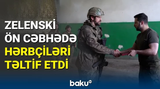 Zelenski intensiv döyüşlərin getdiyi bölgədə hərbçiləri mükafatlandırdı