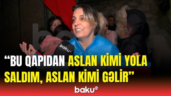 Anası evinin önündə azad edilən Aqşini gözləyir