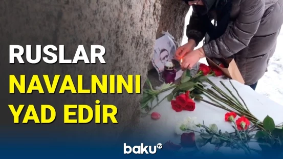 Novqorodda sakinlər Navalnıya gül dəstələri qoymağa başlayıb