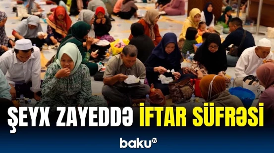 Yüzlərlə İndoneziya sakini iftarı belə açdı