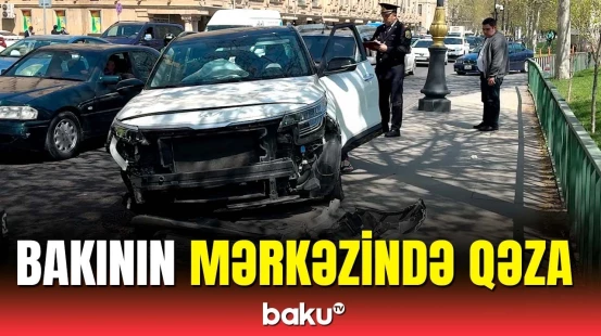 Paytaxtın mərkəzində maşın dirəyə çırpıldı | Hadisə yerindən görüntülər