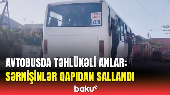 Avtobusda sərnişinlər qapıdan sallanaraq gedir