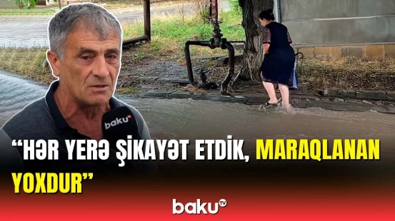 Baxın küçənin, evlərin halına... | Sel yolu 2 yerə böldü, sakinlər şikayətləndi