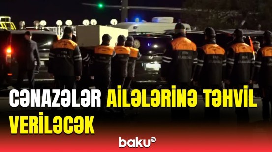 Qəzada həlak olanların cənazəsi ailələrinə təhvil verilməsi üçün maşınlara daşınır