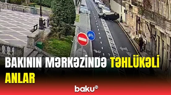Dəhşətli qəzanın anbaan görüntüsü | Paytaxtın mərkəzində maşın aşdı