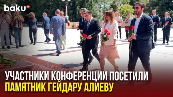 Религиозные деятели и представители СМИ возложили цветы к памятнику