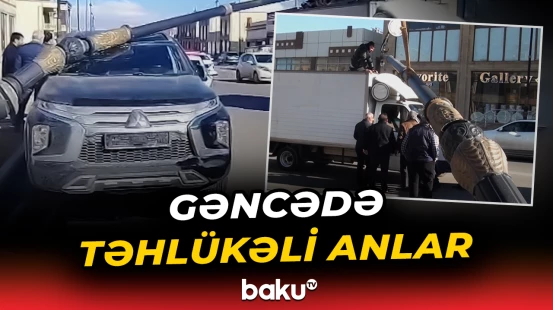 Gəncədə işıq dirəyi 2 avtomobilin üzərinə aşdı