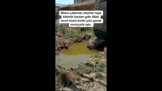 Qobu qəsəbəsində kanalizasiya suyu küçəyə axır
