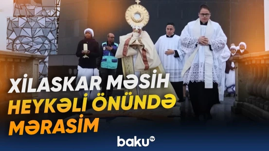 Braziliyada Xilaskar Məsih heykəlinin qarşısına xüsusi xalçalar sərilib