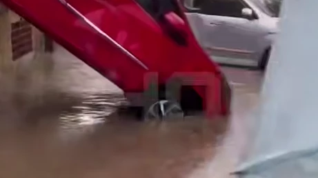 Bali şiddetli tropikal fırtına sonrası sular altında kaldı