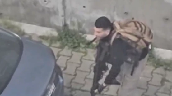 İstanbuldakı İsrail konsulluğunun qarşısında baş verən atışmada polis məmurunu yaralayan şəxsin görüntüləri.