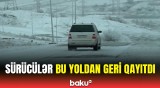 Qabaqdan gələn maşınlar işarə etdi ki... | Şamaxıdakı güclü qar sürücüləri çətin vəziyyətə saldı