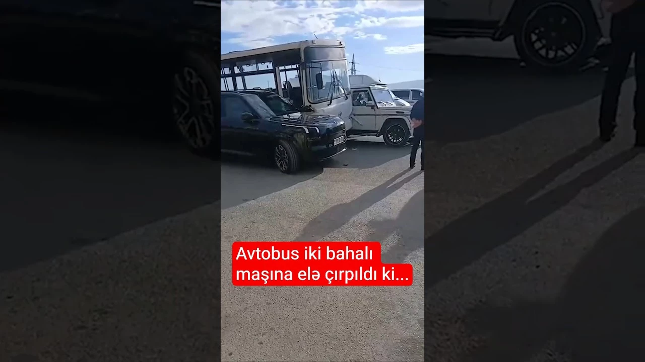 Avtobus iki bahalı maşına elə çırpıldı ki... - Baku TV
