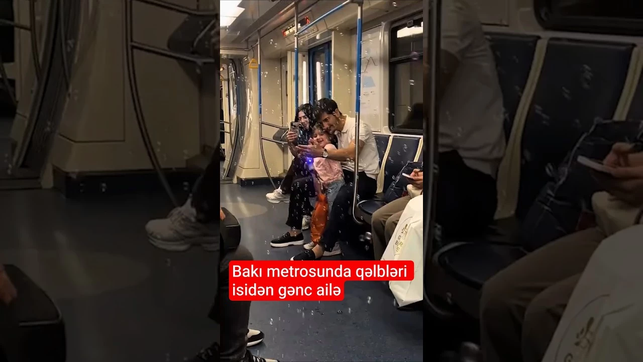 Bakı metrosunda qəlbləri isidən gənc ailə - Baku TV